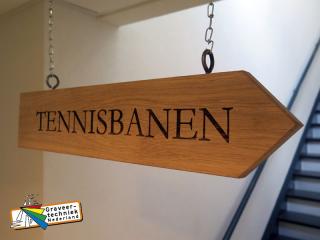 Houten bewegwijzeringborden met pijlpunt